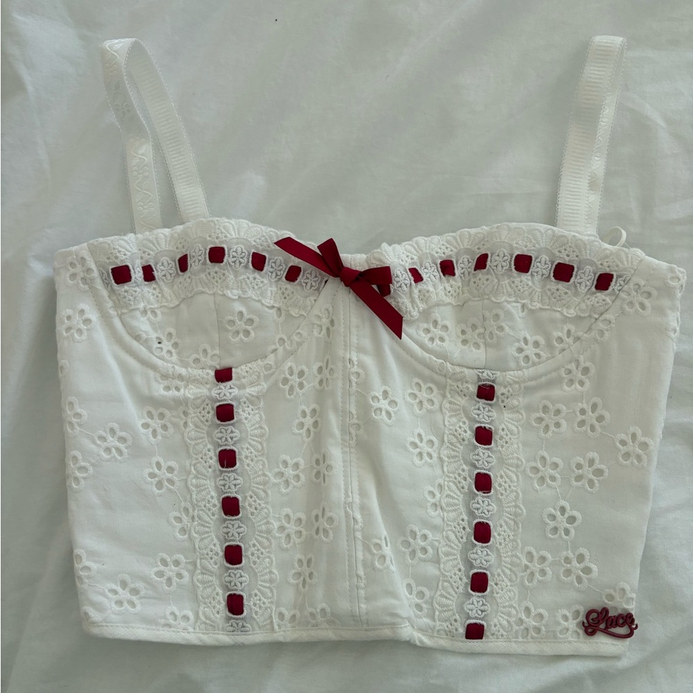 Chic Strapless White Dress with Red Accents - Picture 5 of 8